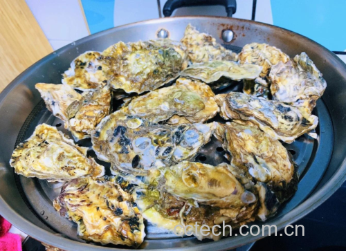 蒸好的生蚝,肉质饱满,色泽诱人