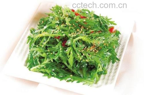 茼蒿与其他蔬菜搭配的沙拉盘