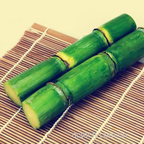 甘蔗切段与供品组合的特写镜头