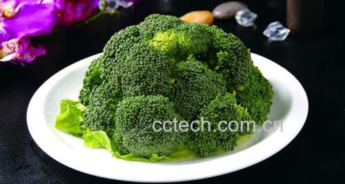 西兰花与秀珍菇食材对比图
