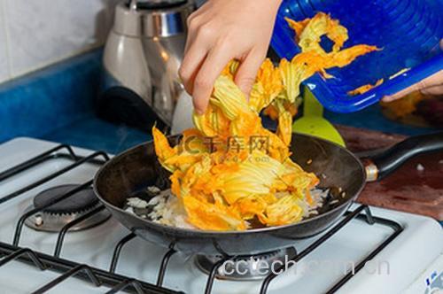 孕妇厨房准备食材场景