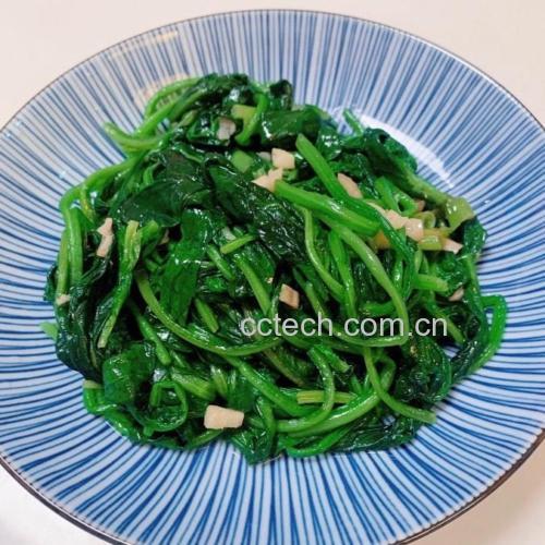 菠菜清炒蒜末的菜肴