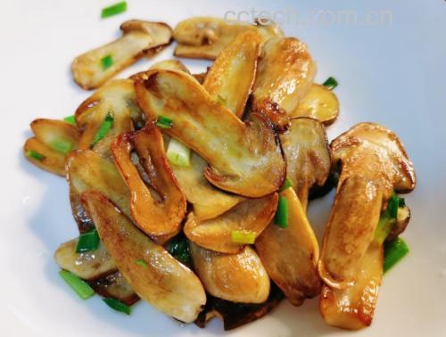 西兰花与杏鲍菇搭配炒制的成品图