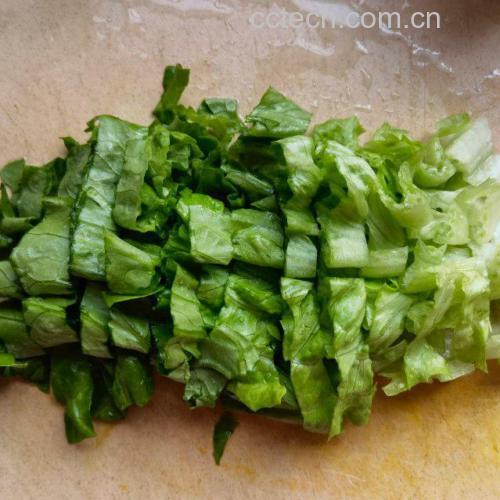 球生菜用于沙拉制作的场景图