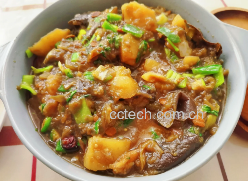 蘑菇豆角土豆炖菜成品图