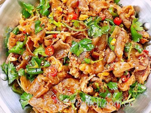 炒香牛肉与香料过程图