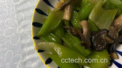 蘑菇炒西芹翻炒过程