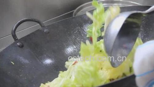 厨房中炒制西红柿炒西芹的过程图