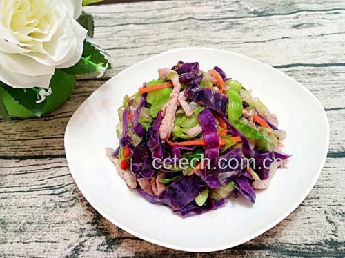 紫甘蓝炒肉搭配米饭食用图