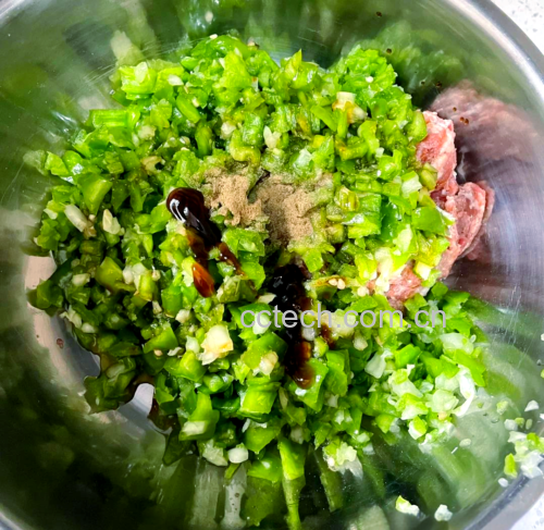 红椒与肉馅的准备过程