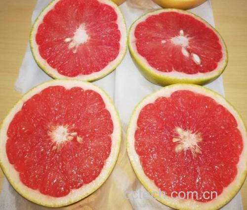 葡萄柚挑选与切开过程图