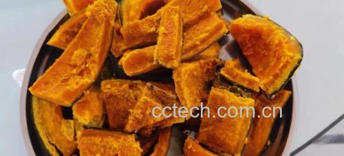 板栗南瓜切开后露出金黄色的果肉与籽
