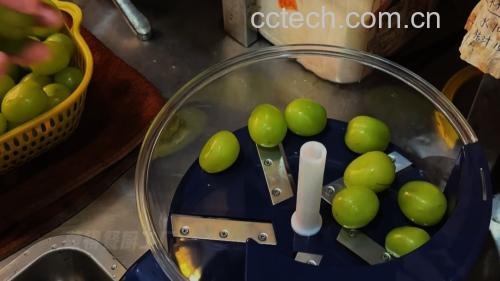 葡萄清洗与食用场景图