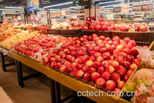 超市货架上的红肉苹果与普通苹果对比图
