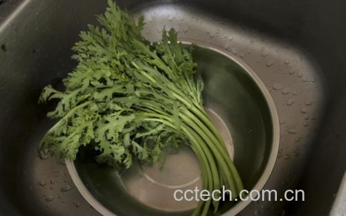 伴茼蒿清洗与焯水过程