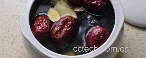 风姜鸡汤煲制过程