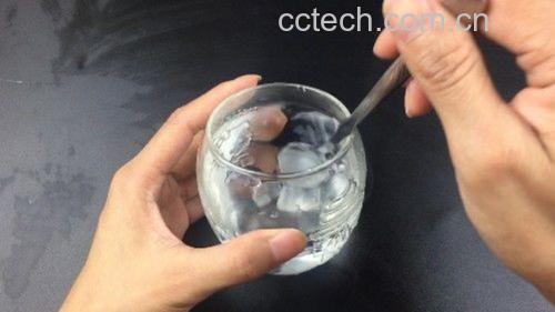 姜汁汽水调配过程