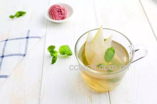 酸梨干与茶饮搭配的美食场景