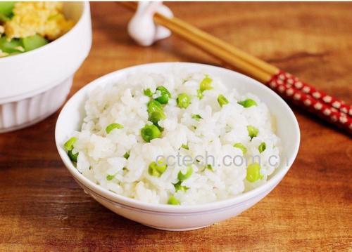 青豌豆炒米饭翻炒过程图