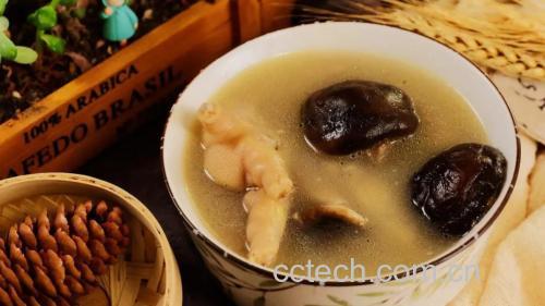 鸡爪芋与黑豆煲汤成品图