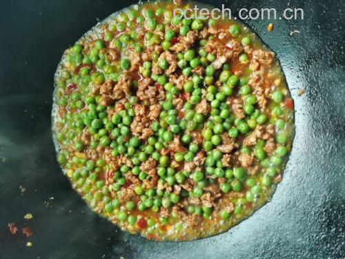 青豌豆炒制过程