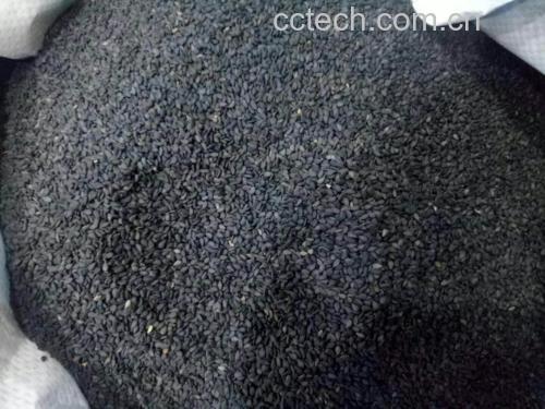 炒熟的黑豆与黑芝麻组合图