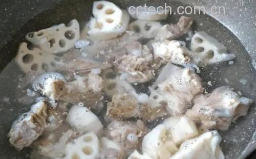 莲藕烧炖煮过程