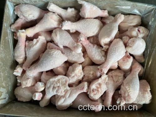 冰淇淋液倒入模具并在冰箱冷冻过程