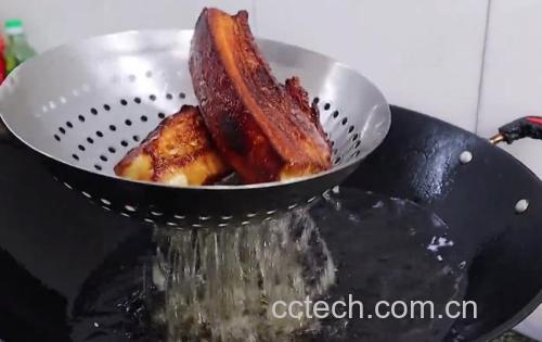 五花肉炸制后起皱效果