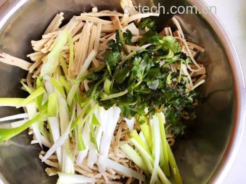 章丘大葱拌豆腐丝成品展示