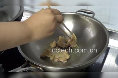 葱爆鸡腿翻炒过程