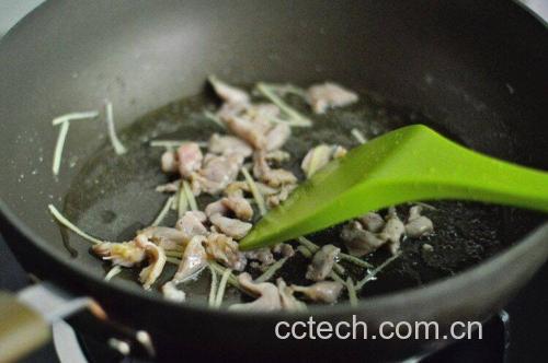 鸡腿与大葱搭配烹饪图