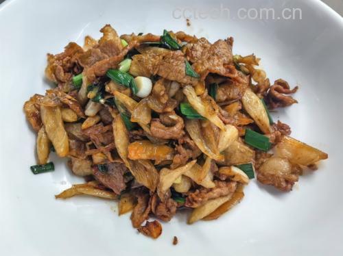 成品鸡腿大葱炒肉装盘图