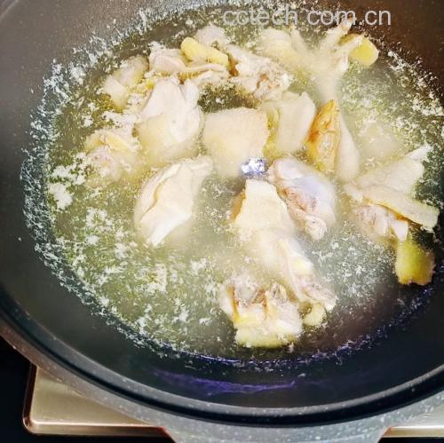 鸡腿焯水过程