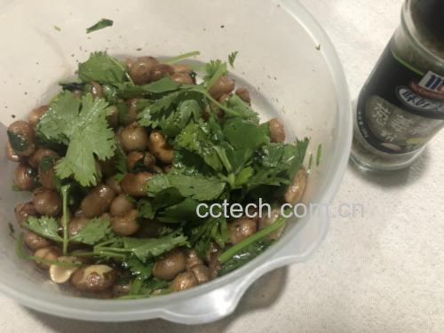 调制凉拌小黄瓜的调味汁