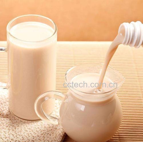金桔茶水倒入玻璃杯中