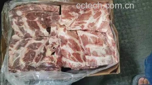 西门塔尔牛肉在市场销售的冷鲜柜展示
