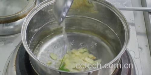 侧柏叶煮水过程