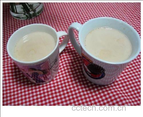 草莓奶油杯子蛋糕搭配饮品