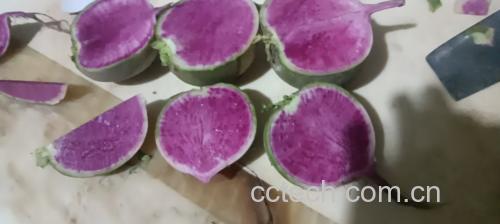 红罗卜切丝与鸡蛋打散的过程