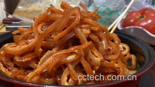 红皮白心萝卜炒肉翻炒过程图