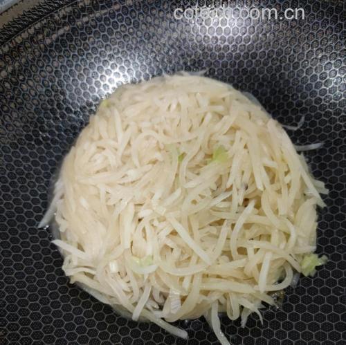 炒制大红皮萝卜过程