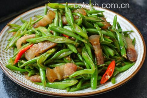 五花肉炒白不老翻炒过程
