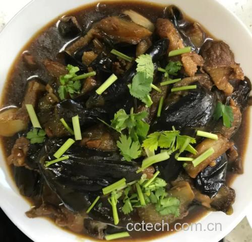 白不老炖茄子成品图，摆盘精美