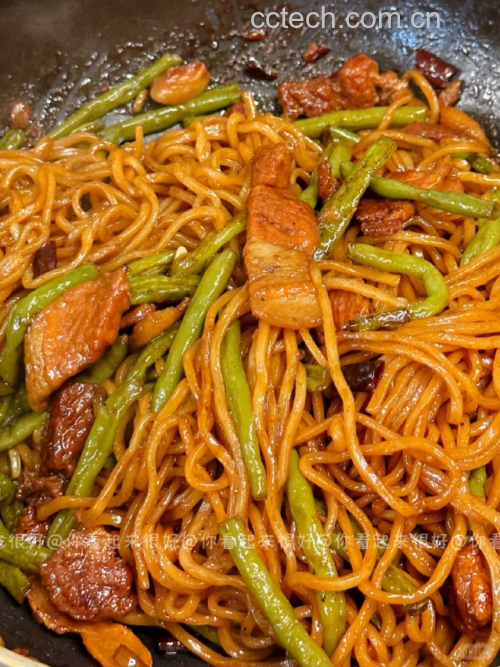 白不老豆角焖面翻拌与收汁过程