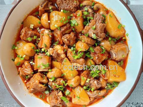 白不老炖土豆搭配米饭食用图