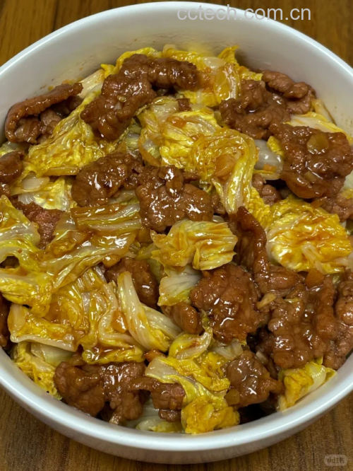 白不老炒肉成品装盘，色泽诱人，肉片与蔬菜搭配均匀