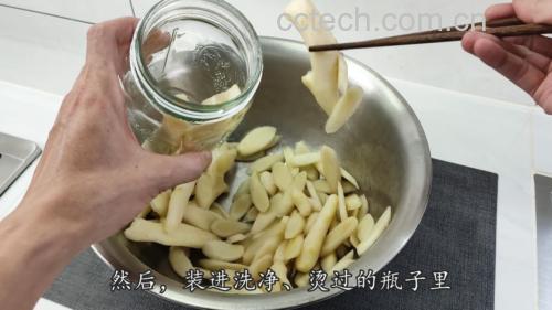 家庭厨房中的醋泡姜制作场景