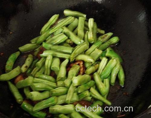 孕妇在厨房烹饪四季豆