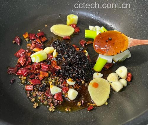 炒制麻辣小龙虾香料底料